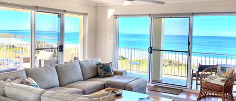 智能电视、DVD 播放器、书、立体声音响