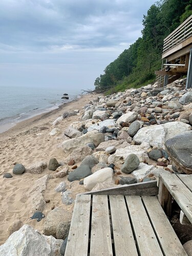 One block to Lake Michigan, hot tub, relaxing wooded lot.  