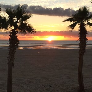 På stranden