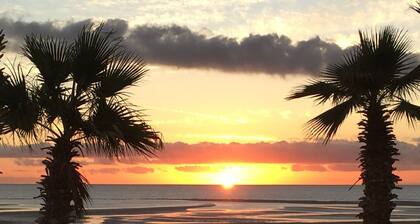 Beautiful Beach Condo with Sea Views in Beach/ Golf Resort with Wifi