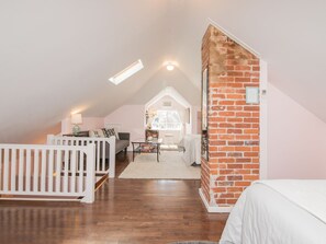 3 室のベッドルーム、デスク、アイロン / アイロン台、旅行用ベビーベッド