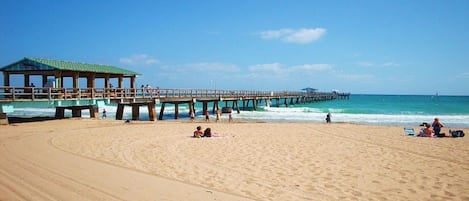 Playa en los alrededores, camastros y toallas de playa