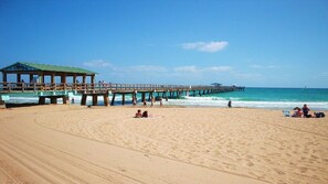 Playa en los alrededores, camastros y toallas de playa 