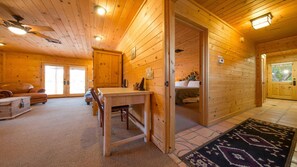 1 dormitori, escriptori, planxa i posts de planxar i wifi gratuïta