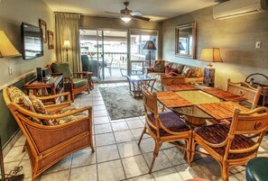 Smart TV, libri, impianto stereo