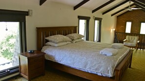 1 bedroom, bed sheets - KAIGHINS PLACE: Wandiligong (Wandiligong)