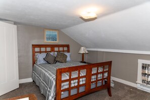 4 bedrooms, desk, iron/ironing board, free WiFi