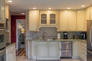 Køleskab, mikrobølgeovn, ovn, kogeplade