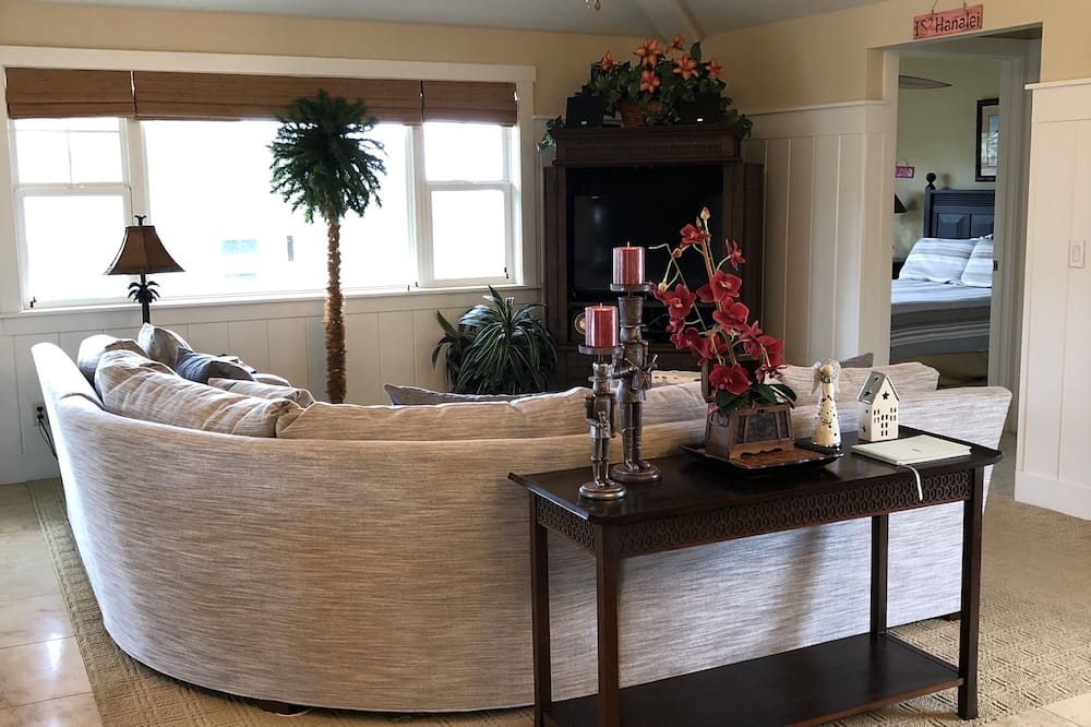 Relax on our extra large Lanai in Beautiful Kauai, 3 Bedroom Condo w/ View!