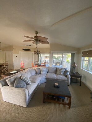 智能電視、DVD 播放機、書籍、影像庫