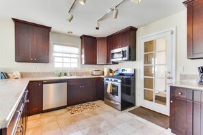 冰箱、微波炉、烤箱、炉灶