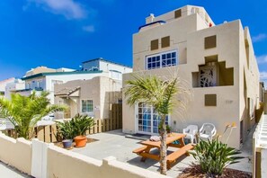 Outdoor dining - Oceanview from rooftop patio, parking, bikes, pets (San Diego)