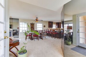 Dining - Oceanview from rooftop patio, parking, bikes, pets (San Diego)