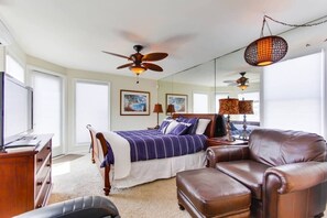 2 bedrooms, desk, iron/ironing board, travel crib - Oceanview from rooftop patio, parking, bikes, pets (San Diego)