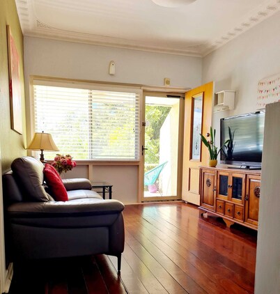 Cosy & Roomy 2BR Home with Enclosed Yard for Pets🐾, Kids ⛹️♀️⛹️& Elders