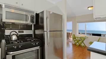 Een koelkast, een magnetron, een oven, een kookplaat