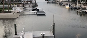 5 Bedroom Canal Cottage - 2 Min Walk To Beach Access - Boat Dock, Hot Tub, Kayak