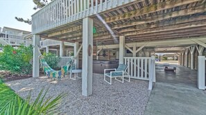 Terrace/patio - 5 Bedroom Canal Cottage - 2 Min Walk To Beach Access - Boat Dock, Hot Tub, Kayak (Ocean Isle Beach)