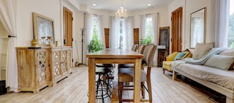 Luxurious Private Unmatched Location 10 Bed Washer/Dryer Safe Fast Wifi Walkable