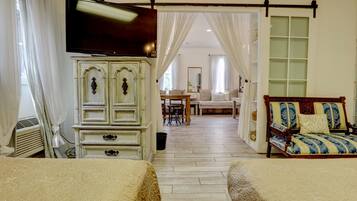 4 chambres, coffres-forts dans les chambres, bureau