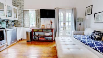 Smart TV, fireplace, Netflix, Hulu