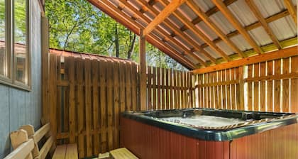 Family Friendly Venue with Private Hot Tub! 1 ml from The Lake