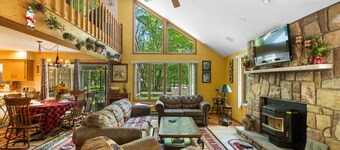 Family Friendly Venue with Private Hot Tub! 1 ml from The Lake