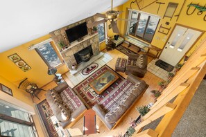 Smart TV, chimenea, reproductor de DVD y libros 