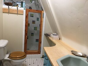 Bañera, secador de pelo, toallas, jabón