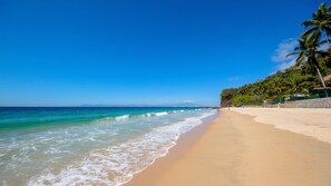 Plage, chaises longues