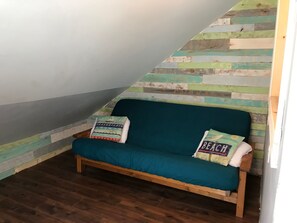 Tv, dvd-afspiller, bøger, videobibliotek