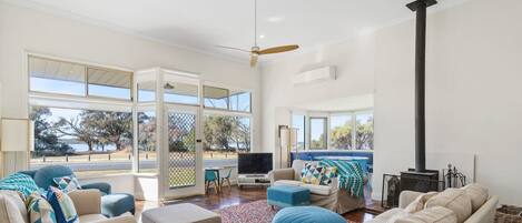 Télévision, cheminée