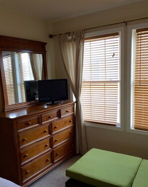 4 bedrooms, desk, iron/ironing board, free WiFi