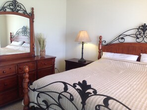 4 bedrooms, desk, iron/ironing board, free WiFi