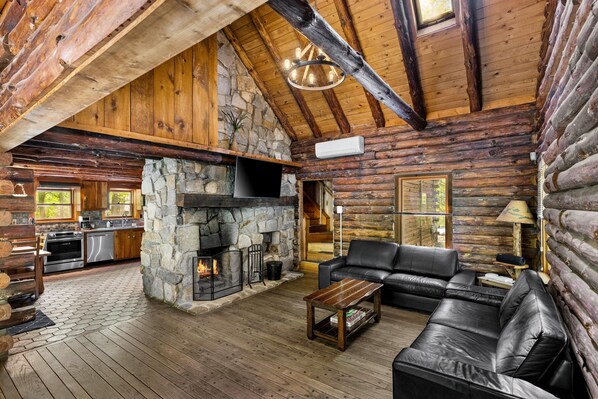 Smart TV, fireplace, stereo - Creekfront Rustic Log Cabin (Bushkill)