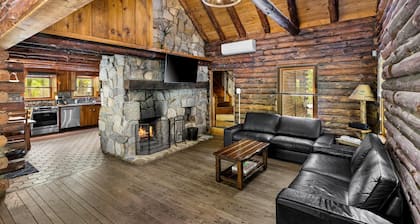 Riverfront maalaismainen hirsimökki