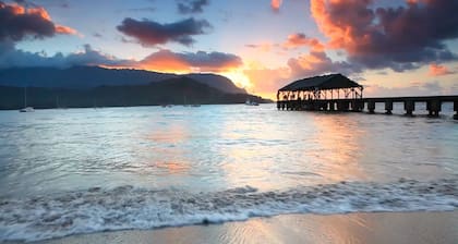 Keone, The Downstairs Beach House, solo césped y árboles entre usted y Hanalei Bay