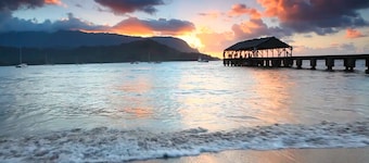 Keone, The Downstairs Beach House, bara grÀsmatta och trÀd mellan dig och Hanalei Bay