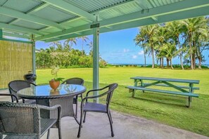 Outdoor dining - Keone = Sands - Ocean views, walk across grass to sand and sea, no stairs (Hanalei)