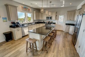 Full-size fridge, microwave, oven, stovetop