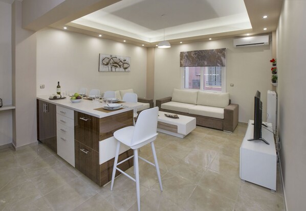 Apartamento | Cozinha privada | Geladeira, micro-ondas, fogão, cooktop