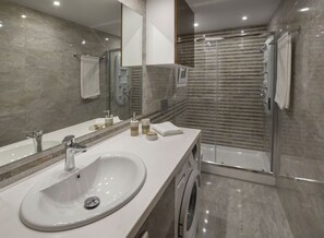 Appartement | Salle de bain | Douche, douche cascade, articles de toilette (gratuits)