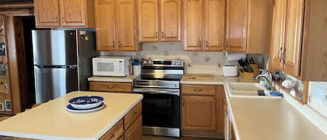 Frigorífico, microondas, horno y placa de cocina