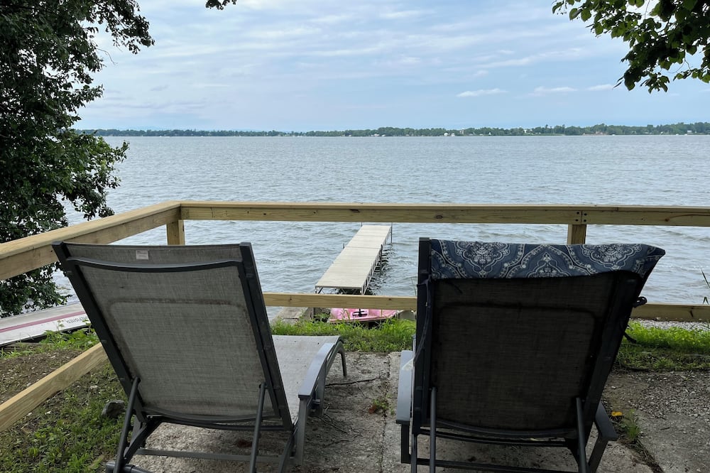 Sunset Cabin on Lake Champlain, Vermont. Roomy, Rustic, Waterfront - Family Fun!