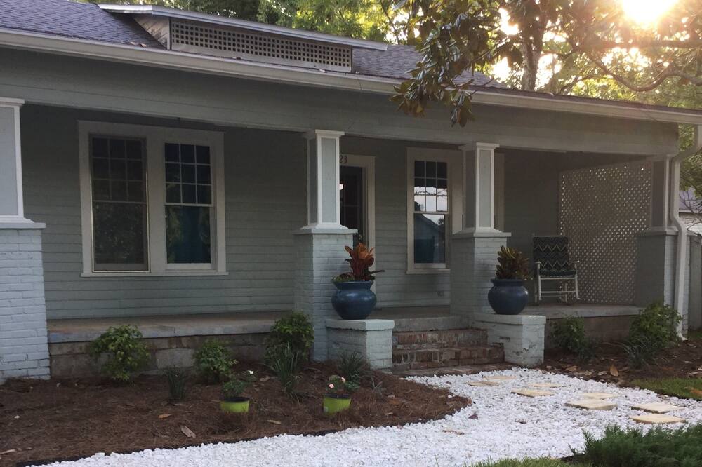 Charming Bungalow, walking distance to everything, private and pet friendly!