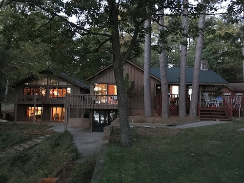 Massive Swimming Beach w Volleyball! Cabin, Huge Game Room. Book Early for 2026!