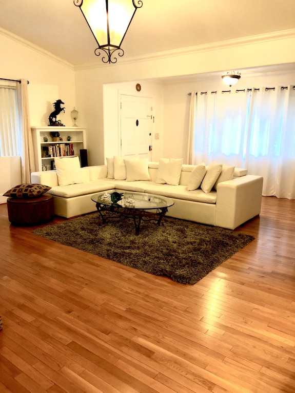 Location! Location!! House Near Hollywood Walk Of Fame & Tourist Attractions! - Los Angeles, CA