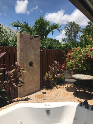 Combined shower/bathtub, hair dryer, bidet, towels