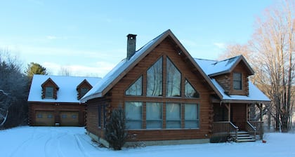 Kodikas perheystävällinen hirsimökki, jossa on 25 m² sisäpiha ja nykyaikaiset mukavuudet.