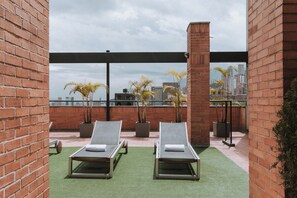 Terrace/patio - Travelers Orange Suites (Medellín)